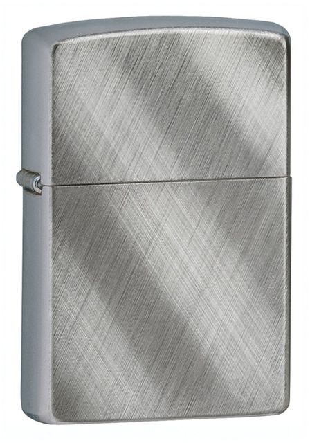 Zippo 28182 được mạ chrome v&agrave; đ&aacute;nh v&acirc;n ch&eacute;o kh&aacute; lạ mắt