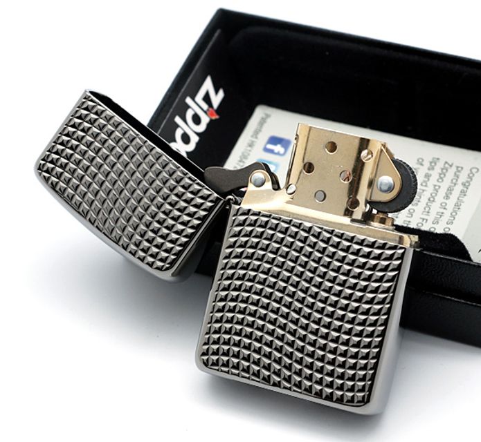 Khi bật nắp, Zippo 28544 ph&aacute;t ra &acirc;m thanh rất mang đặc trưng của bật lửa Zippo
