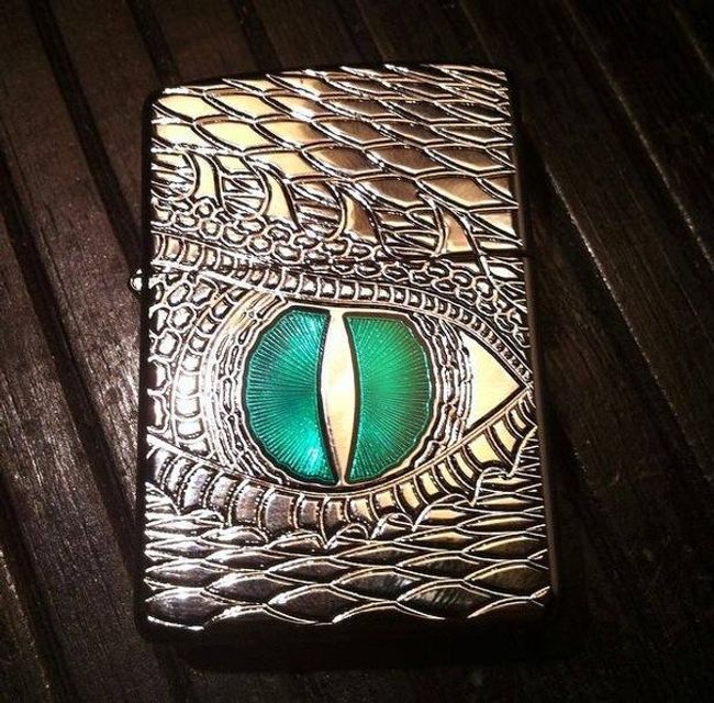 Thiết kế vỏ d&agrave;y, chắc chắn - đặc trưng của d&ograve;ng bật lửa Zippo Armor