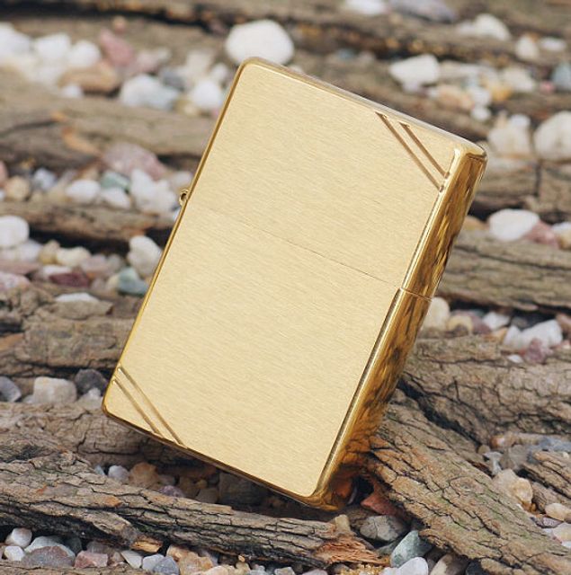 Bật lửa Zippo Vintage Brushed Brass 240 m&agrave;u v&agrave;ng xước v&acirc;n ngang 2
