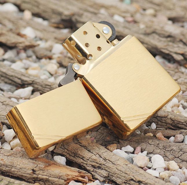 Bật lửa Zippo Vintage Brushed Brass 240 m&agrave;u v&agrave;ng xước v&acirc;n ngang 3