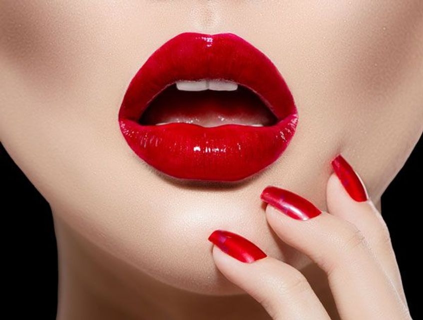 Kh&ocirc;ng chỉ loại bỏ da chết, tẩy da chết cho m&ocirc;i c&ograve;n nu&ocirc;i dưỡng, cải thiện t&igrave;nh trạng m&ocirc;i th&acirc;m, gi&uacute;p son l&ecirc;n m&agrave;u chuẩn