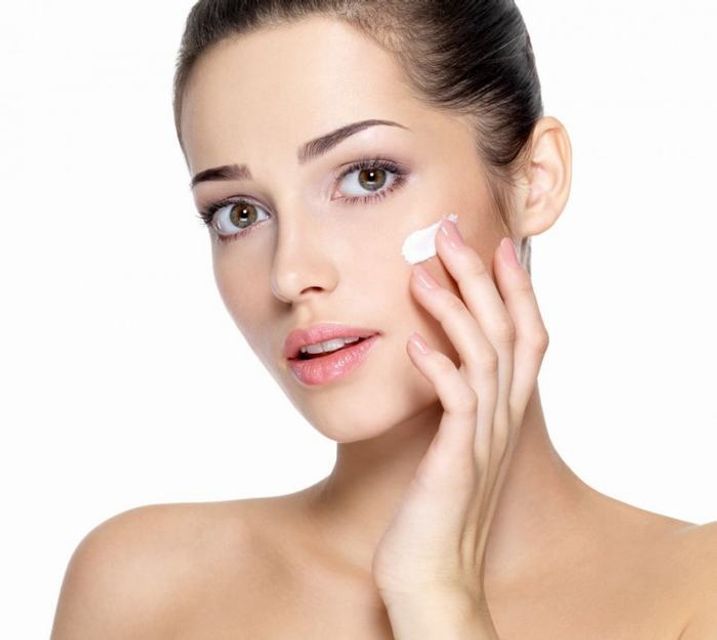 Sử dụng kem dưỡng h&agrave;ng ng&agrave;y v&agrave;o s&aacute;ng v&agrave; tối