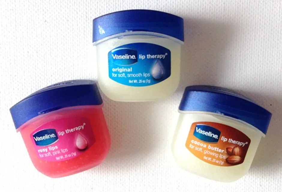 Son dưỡng m&ocirc;i Vaseline Lip Therapy sử dụng c&ocirc;ng thức trị liệu n&acirc;ng cao khả năng bảo vệ m&ocirc;i
