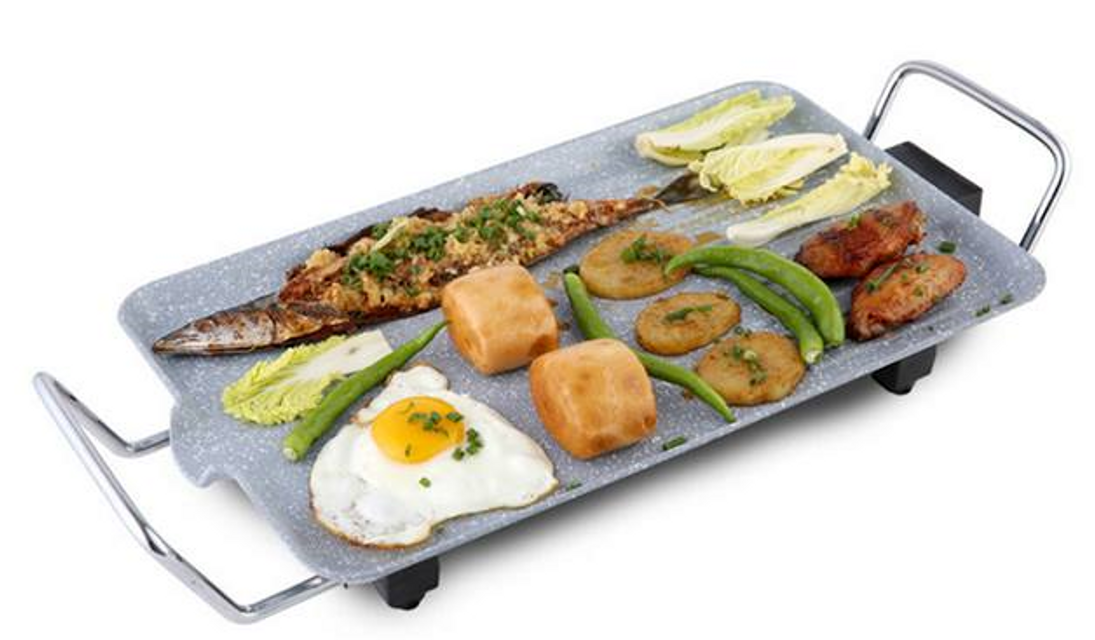 Bề mặt vỉ nướng rộng, nhẵn l&agrave;m từ th&eacute;p kh&ocirc;ng gỉ tương đối l&agrave;nh t&iacute;nh cho sức khỏe, dễ vệ sinh.