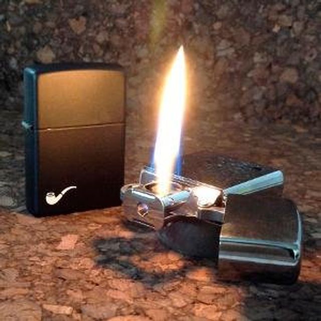 Bật lửa Zippo Pipe Lighters Black Matte 218PL c&oacute; ngọn lửa ngang
