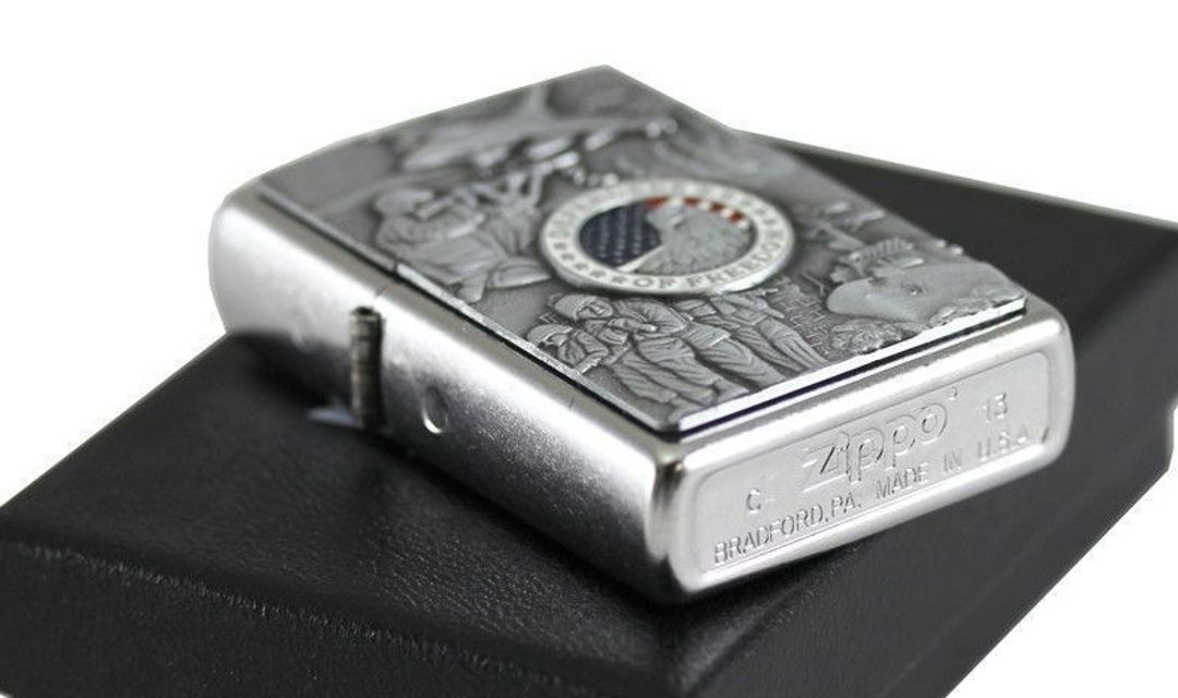 Bật lửa Zippo 24457 Classic Joined Forces Emblem Street Chrome 2