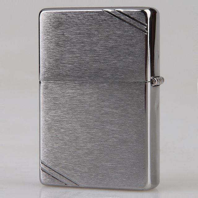 Bật lửa Zippo Vintage Chrome 230 m&agrave;u bạc, xước v&acirc;n ngang