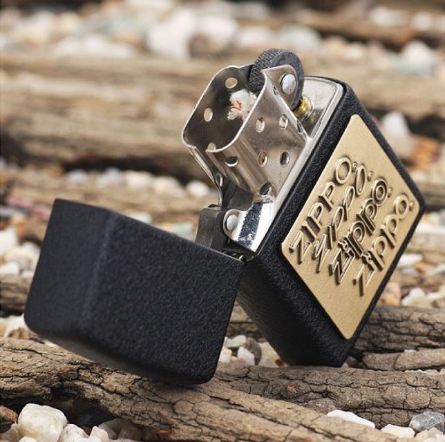 Sử dụng c&ocirc;ng nghệ sơn tĩnh điện hiện đại, Zippo 362 nổi bật với một m&agrave;u đen đồng 