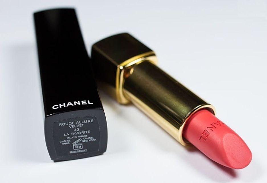 Son Chanel Rouge Allure Velvet 43 La Favourite m&agrave;u cam pha ch&uacute;t hồng trẻ trung