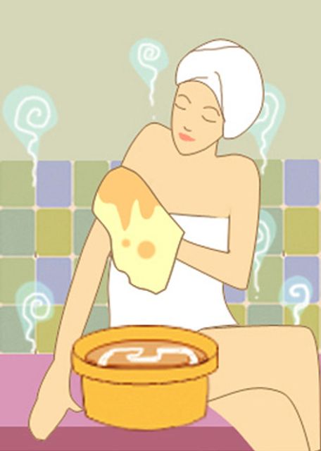 Sau khi x&ocirc;ng xong c&oacute; thể lấy khăn thấm nước tắm lau đều khắp người 