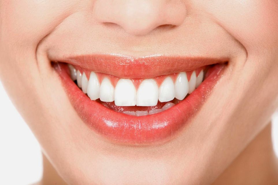 Thiết kế th&ocirc;ng minh ph&ugrave; hợp với cấu tạo của h&agrave;m gi&uacute;p l&agrave;m sạch tới từng kẽ răng