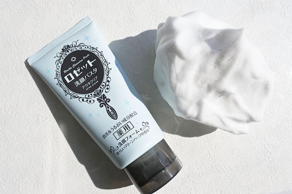 review sữa rửa mặt Rosette m&agrave;u xanh dương