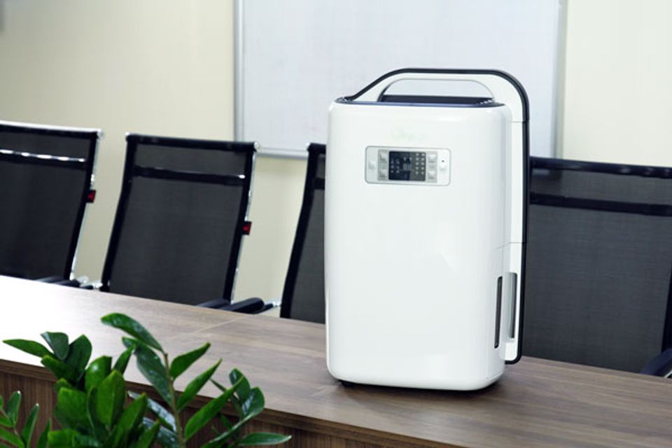 M&aacute;y h&uacute;t ẩm FujiE HM-916EC hoạt động &ecirc;m &aacute;i 