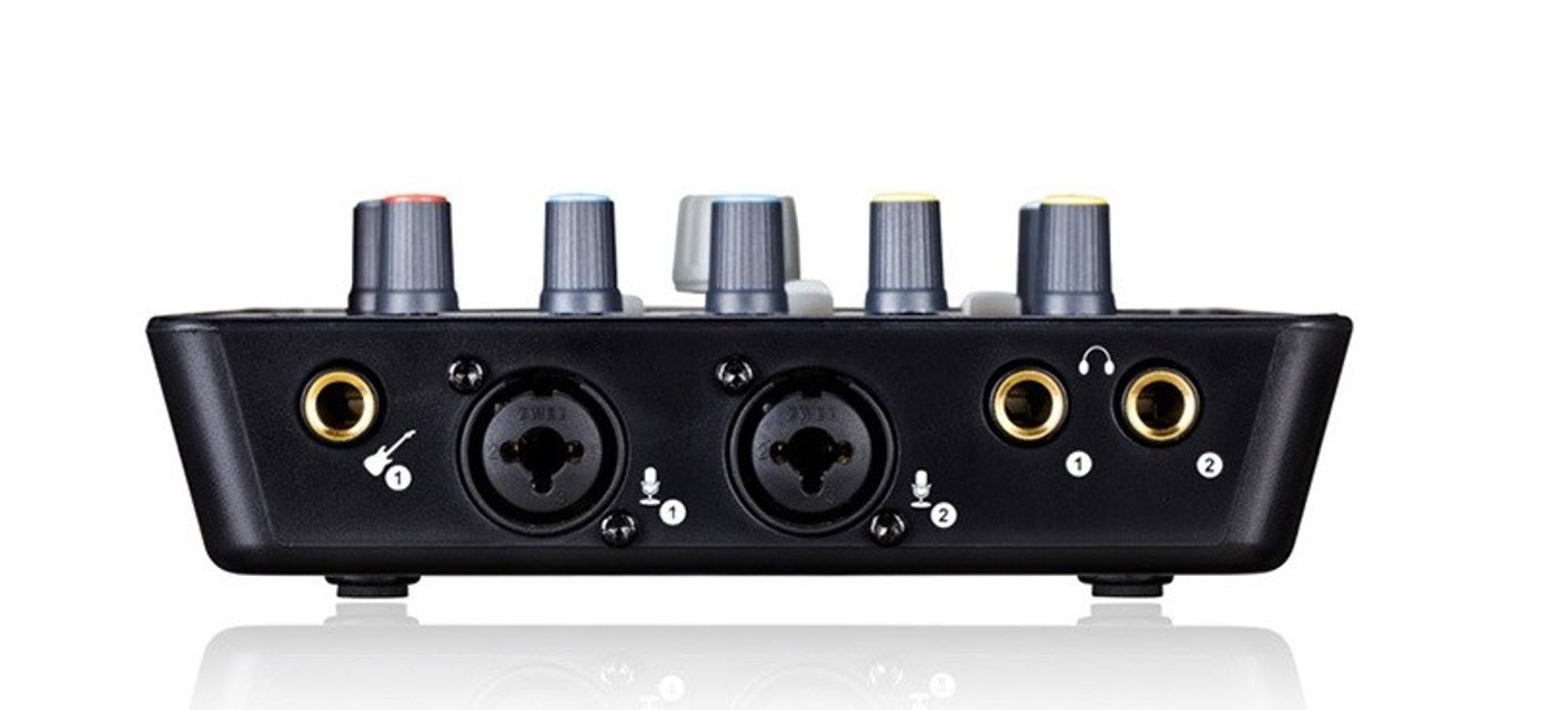 Mặt trước hỗ trợ 2 cổng Micro, 1 cổng nhạc cụ jack 6 mm, 2 cổng tai nghe jack 6 mm