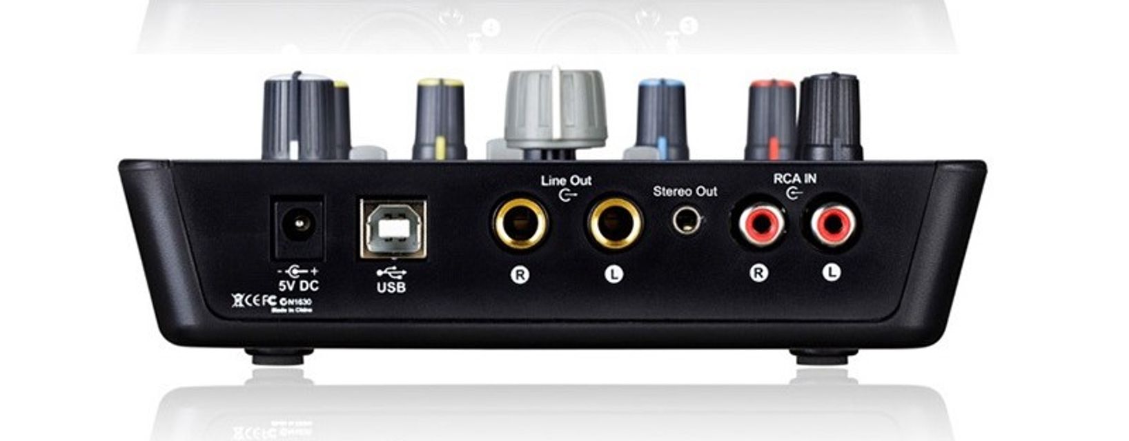 Mặt sau gồm 2 cổng out loa, tai nghe, 2 line in v&agrave;o cổng RCA