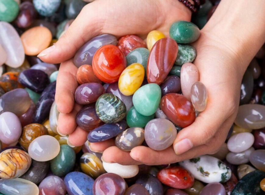 Đ&aacute; sỏi tự nhi&ecirc;n trang tr&iacute; nh&agrave; cửa đ&atilde; m&agrave;i b&oacute;ng nhiều m&agrave;u sắc