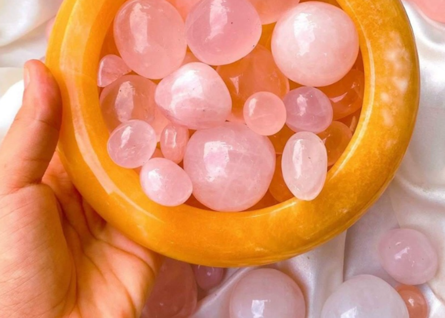 Đ&aacute; sỏi tự nhi&ecirc;n trang tr&iacute; nh&agrave; cửa đ&atilde; m&agrave;i b&oacute;ng m&agrave;u hồng