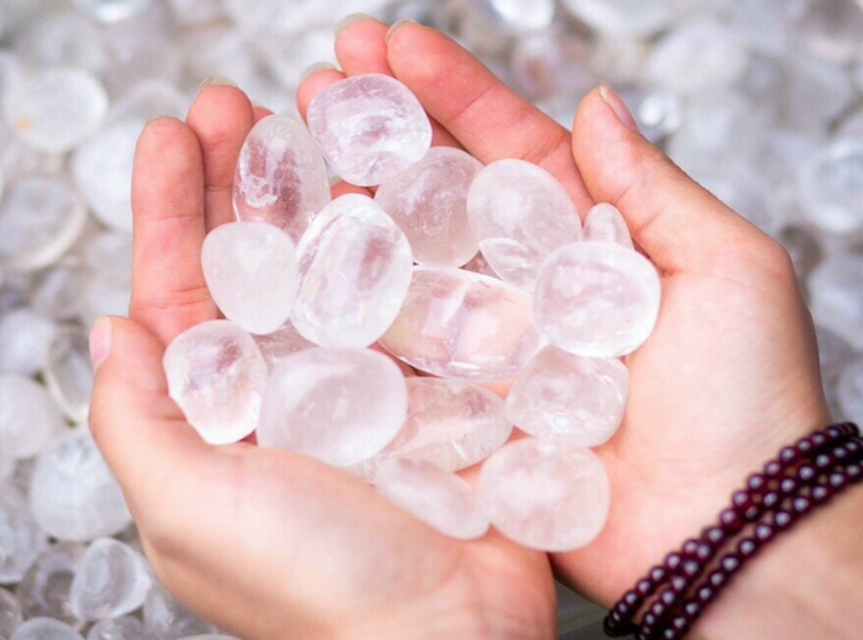 Đ&aacute; sỏi tự nhi&ecirc;n trang tr&iacute; nh&agrave; cửa đ&atilde; m&agrave;i b&oacute;ng m&agrave;u trắng