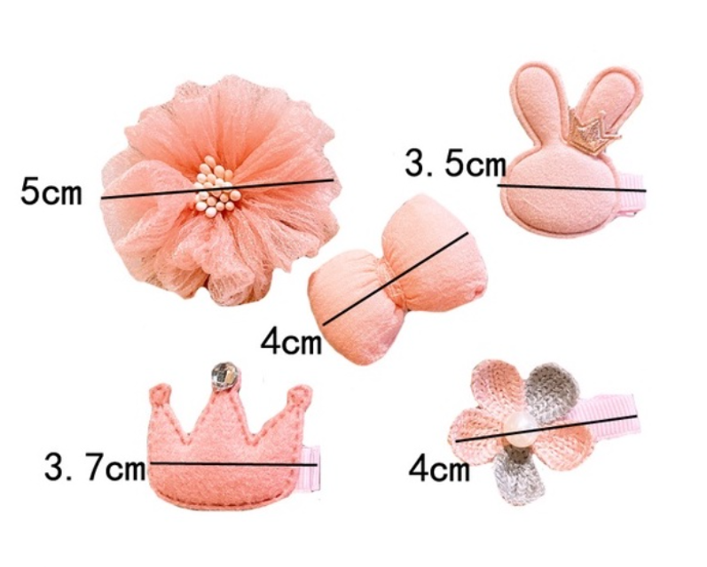 K&iacute;ch thước nhỏ nhắn, l&agrave;m từ chất liệu vải len th&acirc;n thiện với l&agrave;n da của b&eacute;