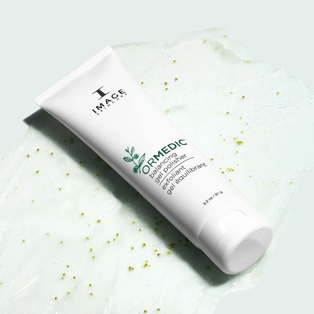 Kết cấu dạng gel, hỗ trợ nhẹ nh&agrave;ng lấy đi c&aacute;c tế b&agrave;o chết v&agrave; bụi bẩn tr&ecirc;n da mặt