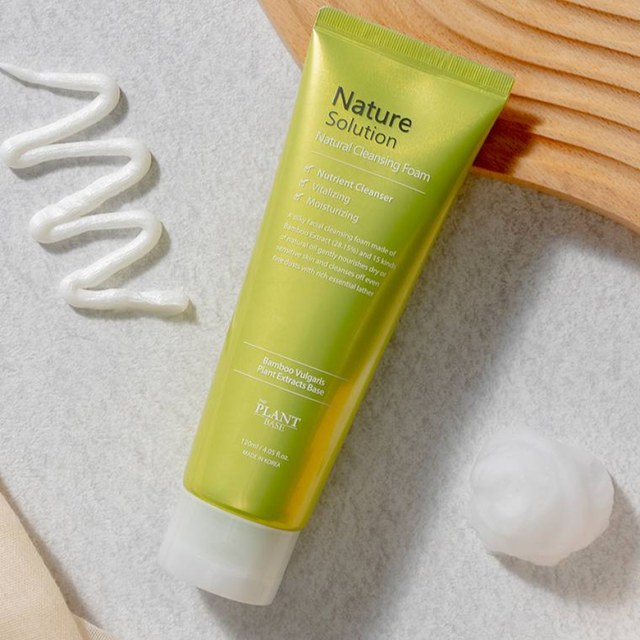 Sữa rửa mặt The Plant Base Nature Solution Natural Cleansing Foam hỗ trợ l&agrave;m sạch da