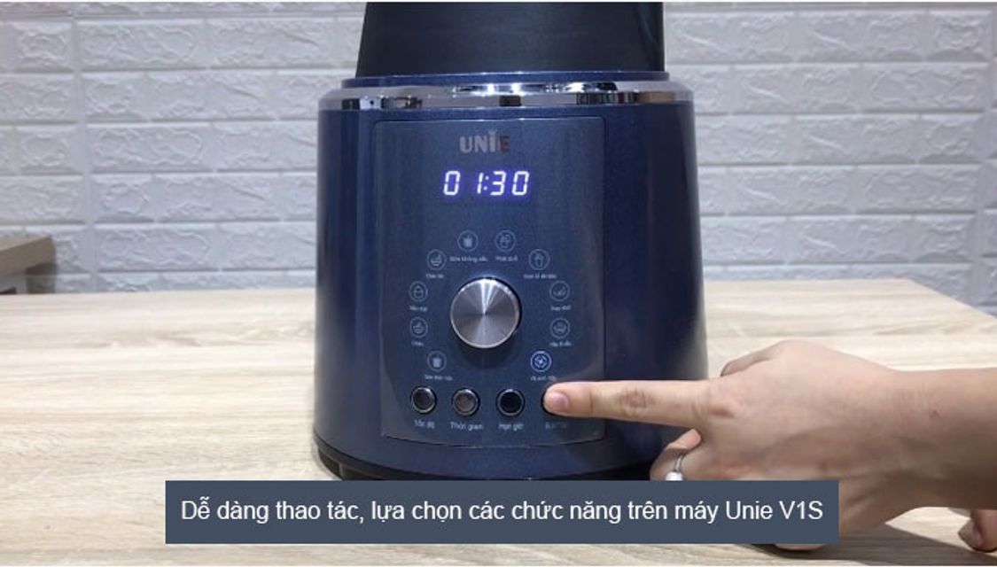 Thao t&aacute;c dễ d&agrave;ng tr&ecirc;n m&aacute;y l&agrave;m sữa hạt Unie V1S
