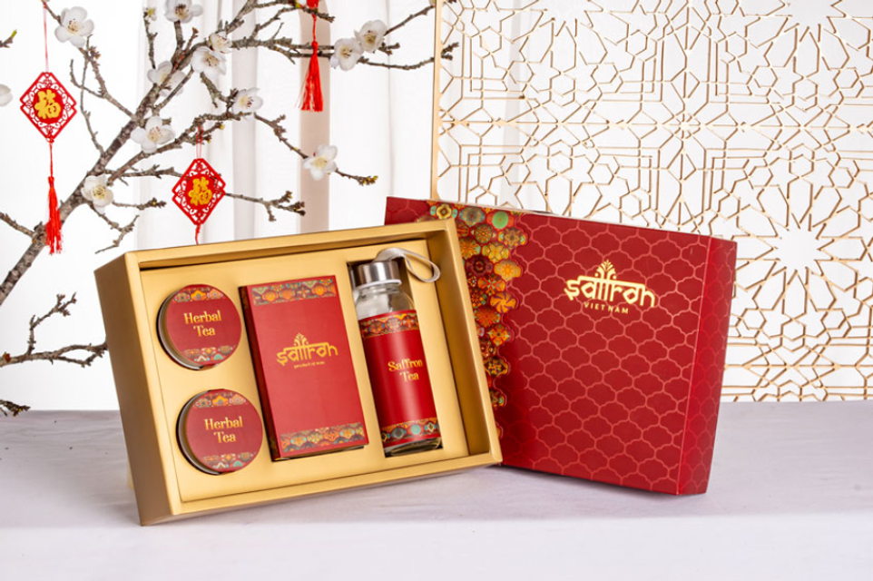 Hộp qu&agrave; tết Saffron Jahan 1gr c&ugrave;ng 2 loại tr&agrave; hoa tốt cho sức khỏe