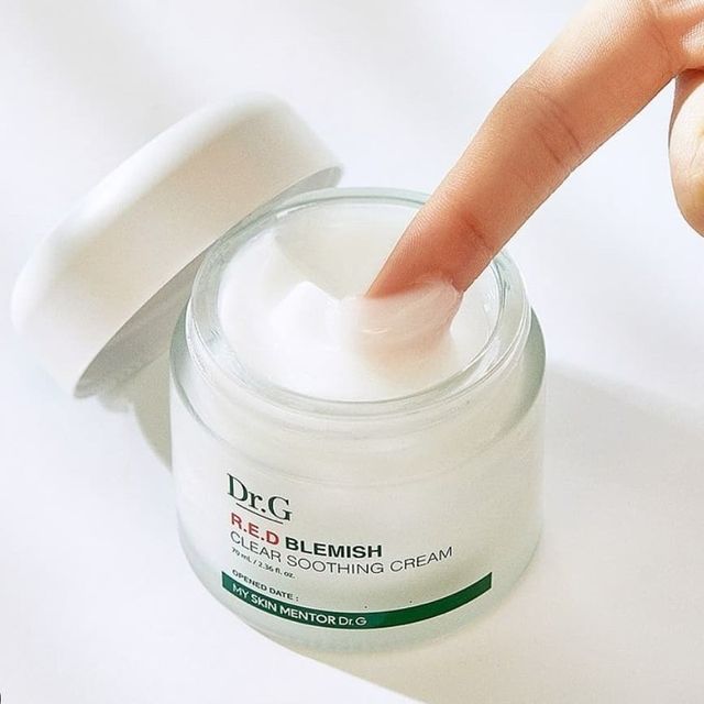 Chất kem kem dưỡng Dr.G R.E.D Blemish Clear Soothing Cream mỏng nhẹ, thấm nhanh