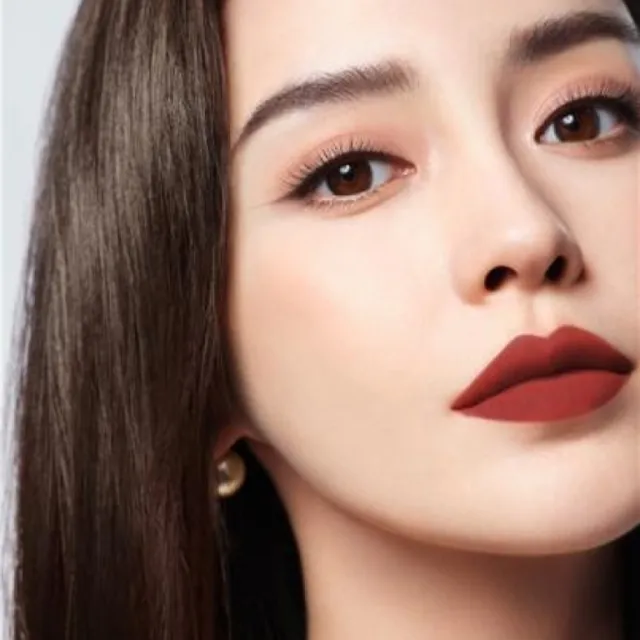 Gam m&agrave;u đỏ n&acirc;u cuốn h&uacute;t được mọi c&ocirc; n&agrave;ng y&ecirc;u th&iacute;ch