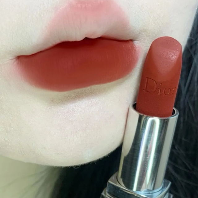 Gam m&agrave;u đỏ n&acirc;u cuốn h&uacute;t được mọi c&ocirc; n&agrave;ng y&ecirc;u th&iacute;ch