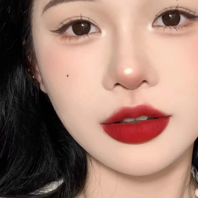 Son thỏi Dior Rouge Mitzah Velvet 999 Limited Edition m&agrave;u đỏ thuần