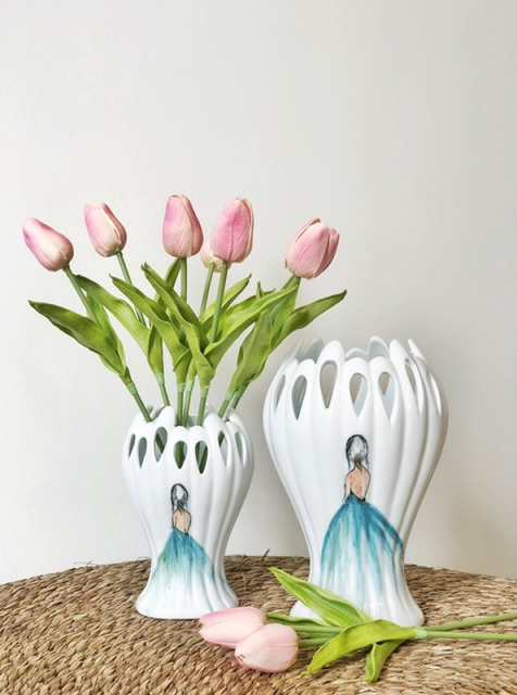 Lọ hoa gốm sứ b&agrave;n tay phật h&igrave;nh c&ocirc; g&aacute;i đầm xanh
