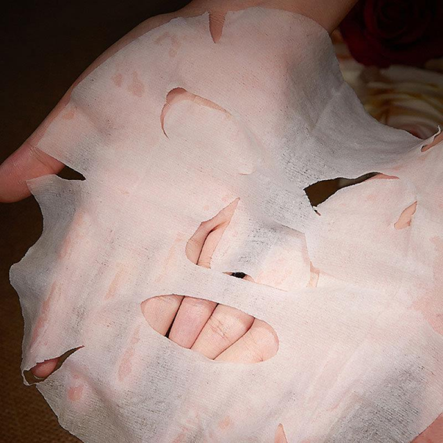 Chất mask mỏng nhẹ &ocirc;m s&aacute;t v&agrave;o da khi d&ugrave;ng