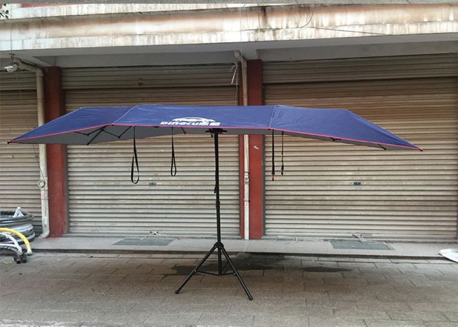 Bạn c&oacute; thể mua k&egrave;m ch&acirc;n đế để lắp l&ecirc;n n&oacute; th&agrave;nh c&aacute;i &ocirc; che nắng, mưa khi đi d&atilde; ngoại