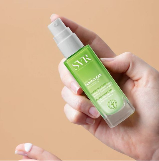Serum SVR Sebiaclear c&oacute; kết cấu dạng sữa mỏng nhẹ, thẩm thấu nhanh v&agrave;o da