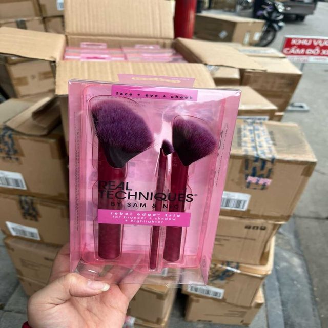 Bộ cọ trang điểm to&agrave;n mặt Real Techniques Rebel Edge Trio
