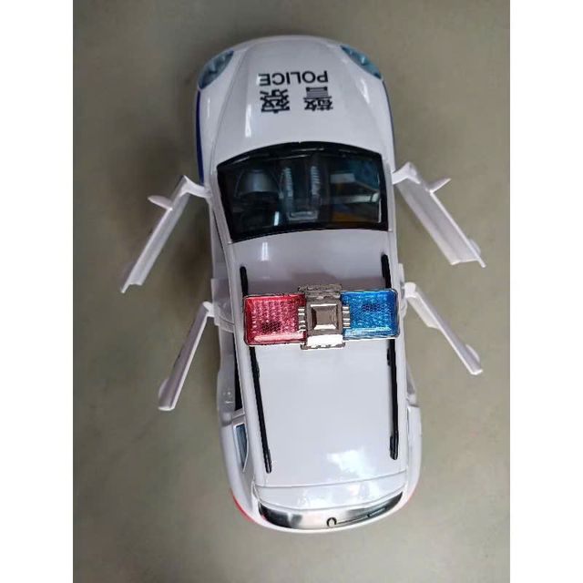 Trẻ em chơi với đồ chơi xe &ocirc; t&ocirc; Police
