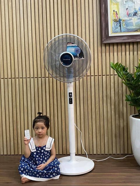 Quạt c&acirc;y Rowenta VU5870 m&agrave;u trắng