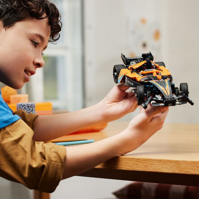 Đồ chơi lắp gh&eacute;p LEGO Technic NEOM McLaren