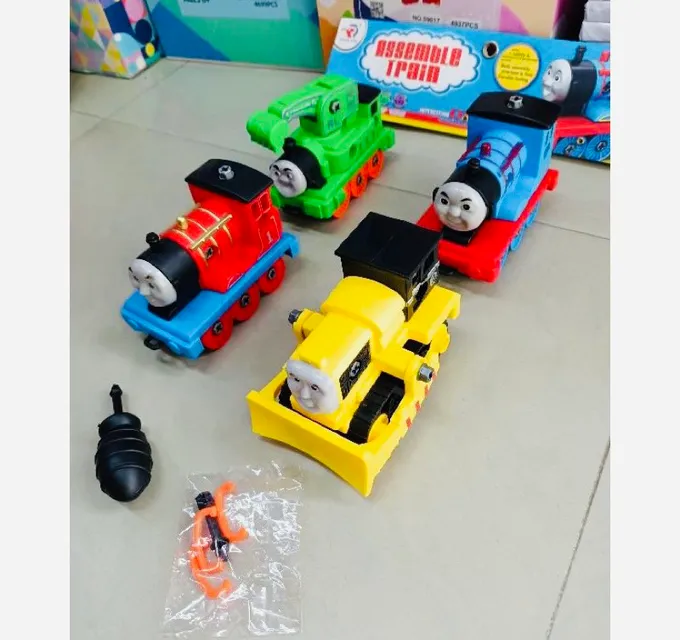 Trẻ chơi với đồ chơi 4 đầu t&agrave;u hỏa Thomas