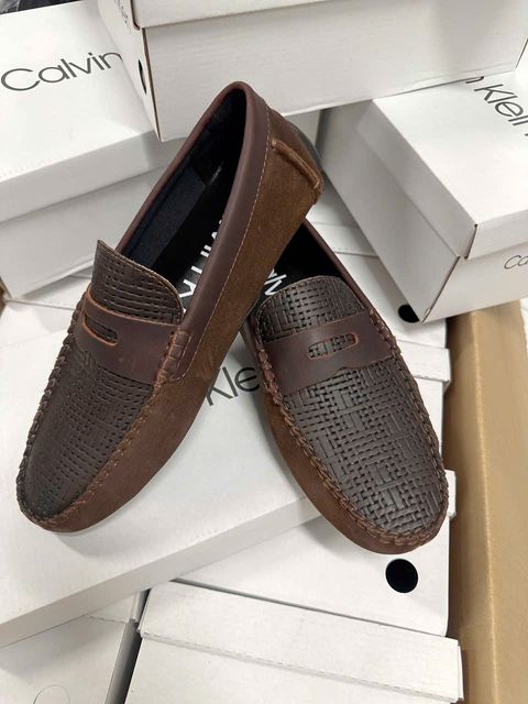 Gi&agrave;y lười Calvin Klein Kh&oacute;a c&aacute; sấu sơn đen dư xịn
