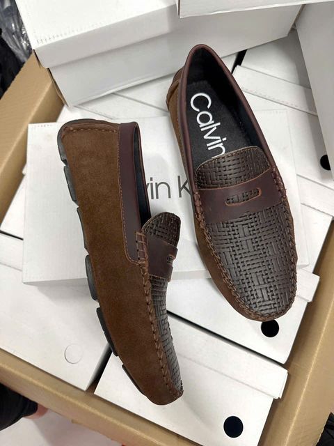 Gi&agrave;y lười Calvin Klein Kh&oacute;a c&aacute; sấu sơn đen dư xịn