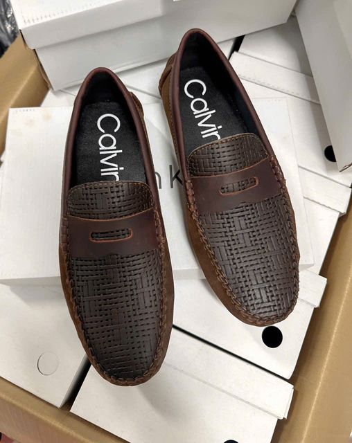Gi&agrave;y lười Calvin Klein Kh&oacute;a c&aacute; sấu sơn đen dư xịn
