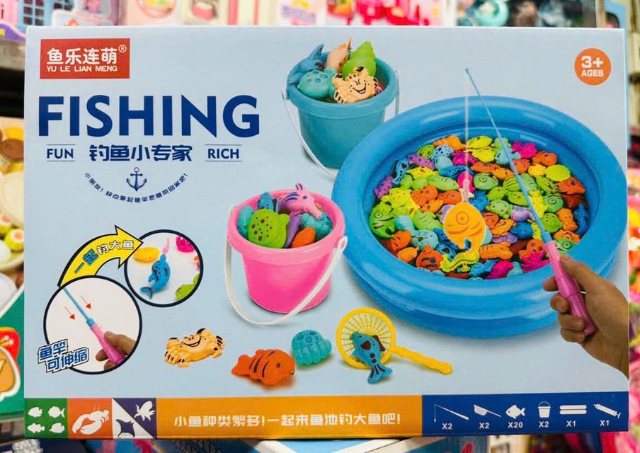Trẻ chơi đồ chơi c&acirc;u c&aacute;