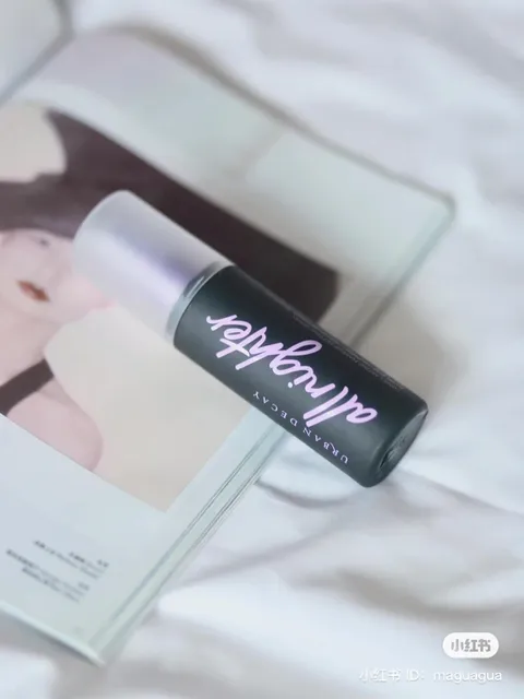 Cận cảnh Xịt kho&aacute; nền URBAN DECAY
