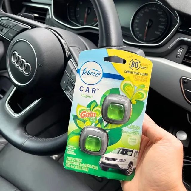 Nước Hoa Xe Hơi Febreze với thiết kế tinh tế.