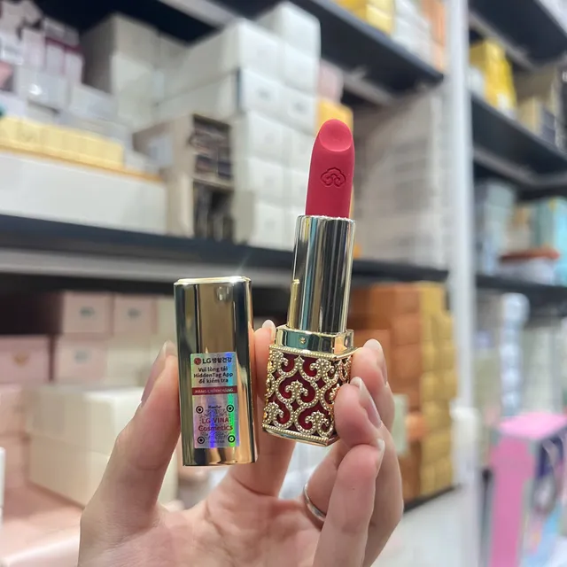 Kết cấu son mịn m&agrave;ng của The History of Whoo Velvet Lip Rouge 24 Red Orange