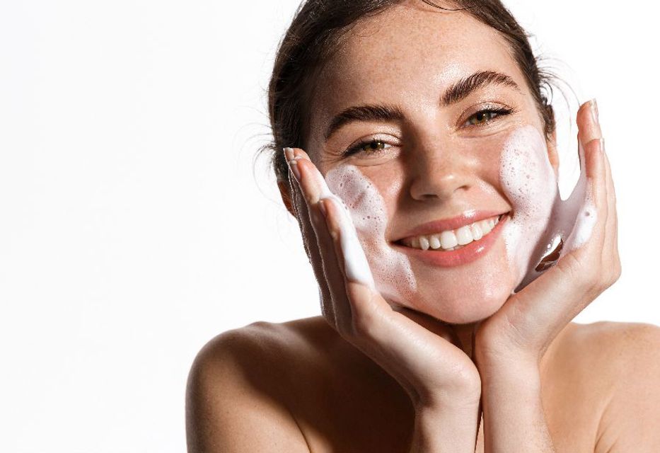 Sữa Rửa Mặt Neutrogena Deep Clean Hydrating Foaming Cleanser với c&ocirc;ng nghệ Amino Micellar gi&uacute;p tạo ra lớp bọt kem d&agrave;y mịn với độ pH dịu nhẹ, l&agrave;m sạch s&acirc;u lỗ ch&acirc;n l&ocirc;ng m&agrave; kh&ocirc;ng ph&aacute; vỡ h&agrave;ng r&agrave;o bảo vệ tự nhi&ecirc;n của da.