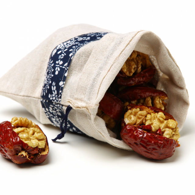 Hộp quà tết hạt dinh dưỡng Velvet Táo đỏ kẹp nhân óc chó Real Food 1